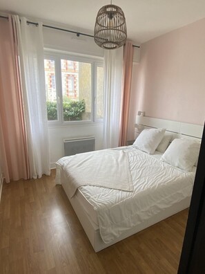 2 عدّة غرف نوم وسرير سفر وواي فاي مجانًا