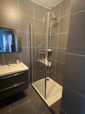 Dusche, Haartrockner, Seife, Shampoo