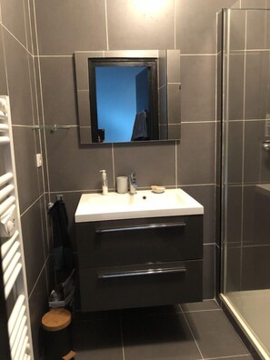 تجهيزات دش، مجففات شعر، صابون، شامبو