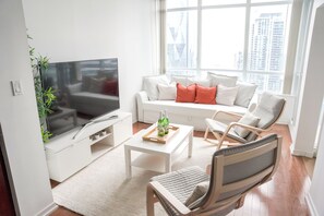 Smart TV - Amazing Location: 1BDR + Den by Scotiabank Arena (Toronto)