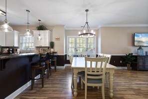 Leilighet – signature, 3 soverom, terrasse, utsikt mot golfbane | Eget kjøkken | Kjøleskap, mikrobølgeovn, ovn og kokeplater