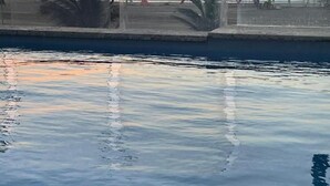 A pool with a sunset view, clear sky, and calm water. - 2S3-2 APARTAMENTO EN CARTAGENA CON WIFI (Cartagena)