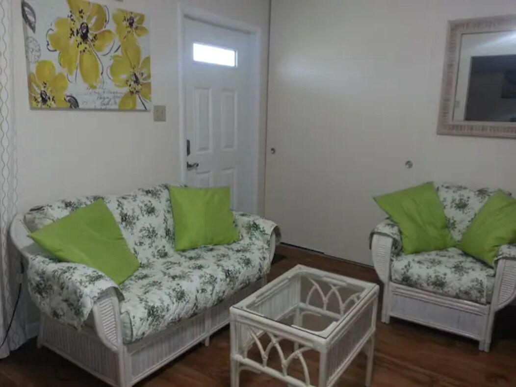 Entire Cottage 1mile from Warm Mineral Springs & 25 min to Manasota Keys Beaches