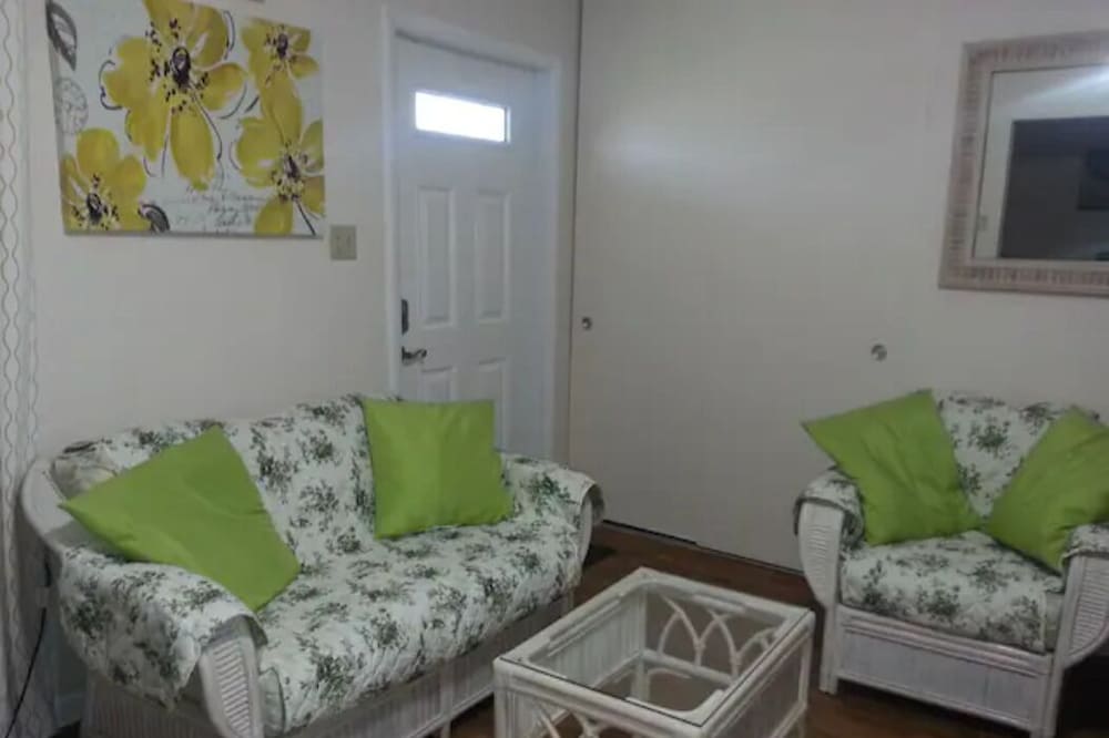 Entire Cottage 1mile from Warm Mineral Springs & 25 min to Manasota Keys Beaches