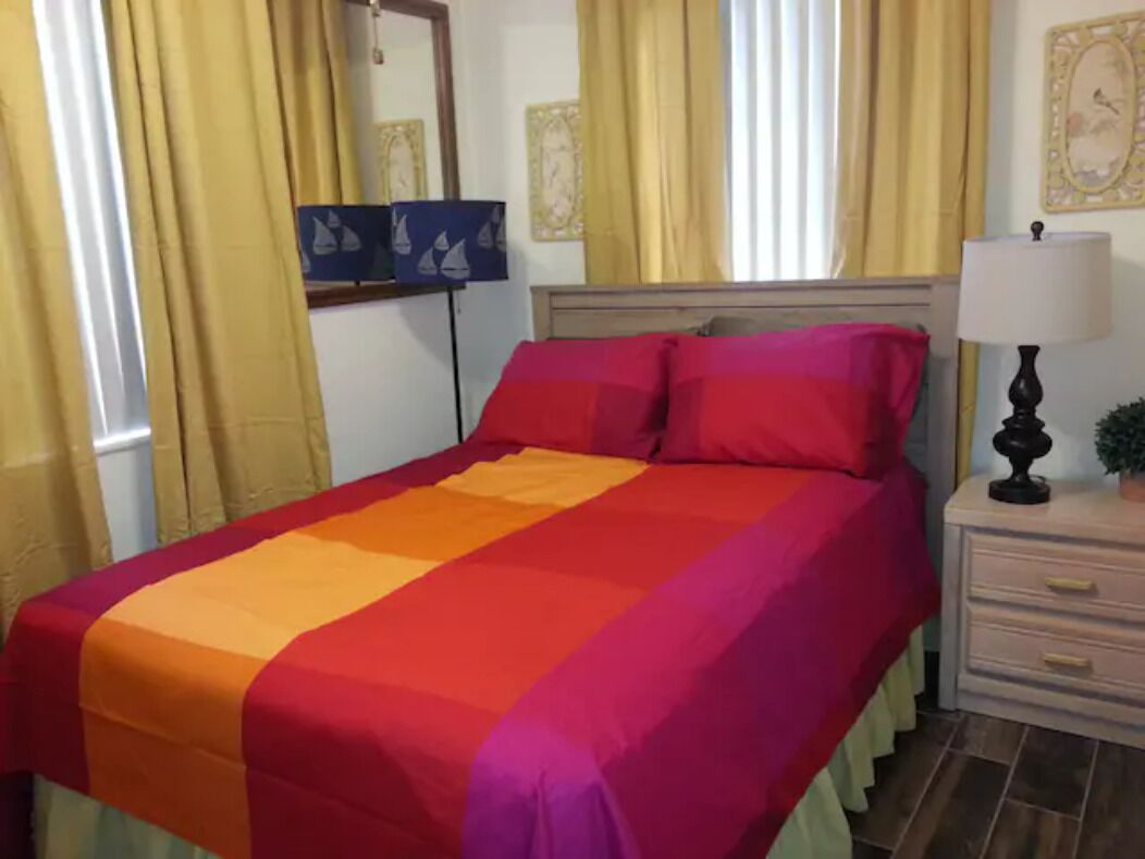 Entire Cottage 1mile from Warm Mineral Springs & 25 min to Manasota Keys Beaches