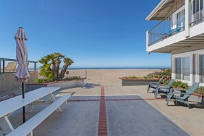 Outdoor dining - Neptune's Retreat 2 BD on the Beach (Carpinteria)