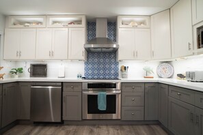 ثلاجة، ميكروويف، فرن، موقد طهي مسطح