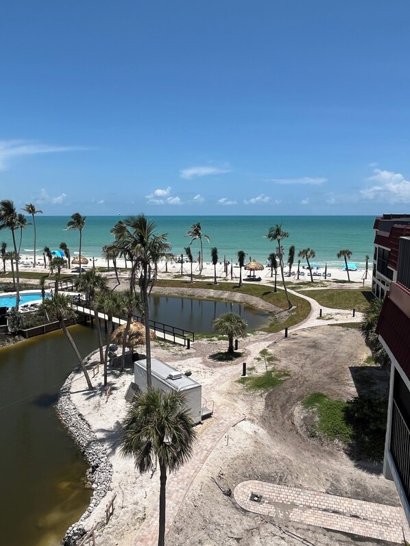 Tæt på stranden, liggestole, badehåndklæder