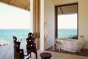 Villa Luxe, 1 chambre (Ocean) | Salle de bain | Baignoire et douche séparées, articles de toilette de luxe