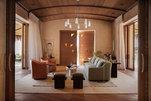 Villa Luxe, 1 chambre (Cove) | Coin séjour | TV connectée de 45 pouces avec chaßnes numériques, télévision
