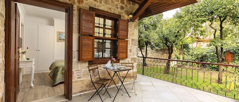 Habitación tradicional, 1 cama doble, balcón, vistas al patio | Terraza o patio