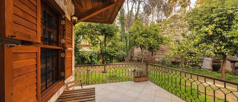 Kamar Tradisional, 1 Tempat Tidur Double, balkon, pemandangan halaman | Teras/patio