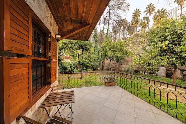 Chambre Tradition, 1 lit double, balcon, vue cour intérieure | Terrasse/Patio