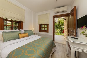 Chambre Tradition, 1 lit double, balcon, vue cour intérieure | Coffres-forts dans les chambres, décoration personnalisée