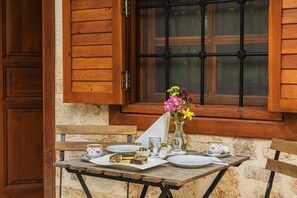 Traditional Room, 1 Katil Kelamin (Double), Balcony, Courtyard View | Teres/patio