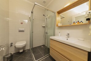 Deluxe Double Room | Bathroom | Shower, designer toiletries, hair dryer, slippers - Zemira Garden Hotel (Antalya)