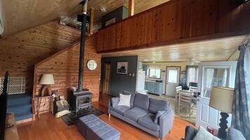 Smart-tv, een open haard en een computerscherm