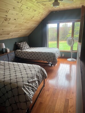 4 slaapkamers, een bureau, een strijkplank/strijkijzer, gratis wifi
