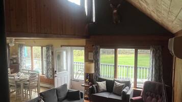 Smart-tv, een open haard en een computerscherm