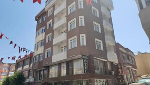A multi-story building with a sign for 'Hotel Hak' on the ground floor. - Hak Otel (Merzifon)