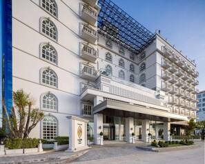 A multi-story hotel with a prominent entrance, large windows, and a modern architectural design. - Eastin Hotel Vientiane Laos (Vientiane)