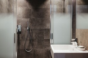 Asciugacapelli, bidet, asciugamani, sapone