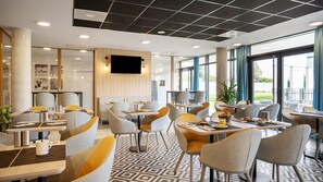 Café da manhã com buffet todos os dias (EUR 20 por pessoa)