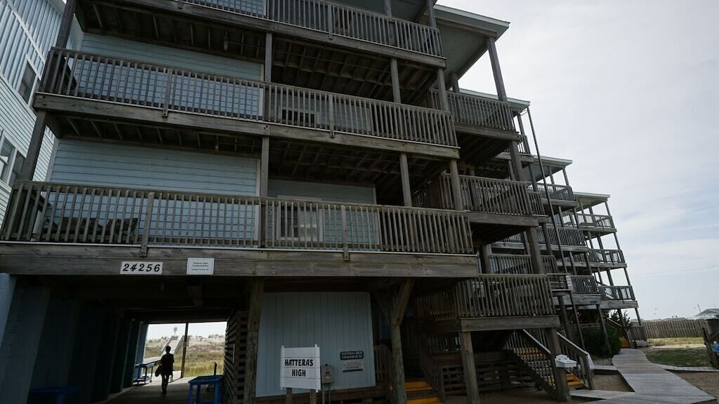 A multi-story building with balconies and a sign indicating 'HÄTERAS HIGH'.