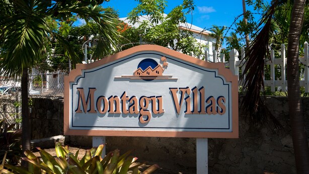 Cartell de Montagu Villas amb un logotip de muntanya i palmera.