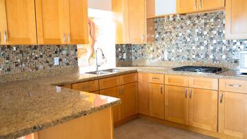 冰箱、微波炉、烤箱、炉灶