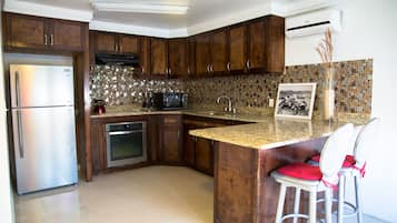 Een koelkast, een magnetron, een oven, een kookplaat