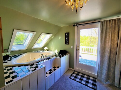 Charming Farmhouse in the Orchards near Lake Mich!