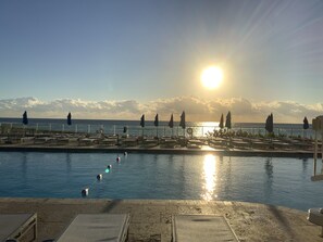 حمّام سباحة خارجي، حمّام سباحة مُدفَّأ