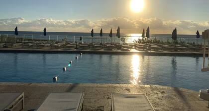 Beach Studio in Sunny Isles - amazing pool - beach & city view - private balcony