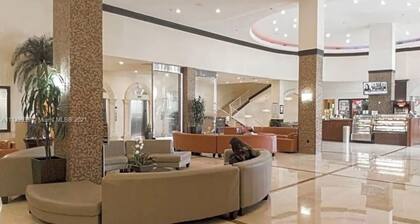 Beach Studio in Sunny Isles - amazing pool - beach & city view - private balcony