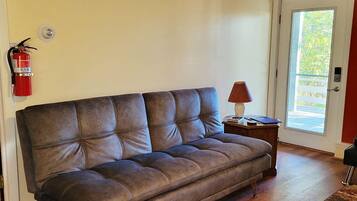 Télévision, cheminée, lecteur de DVD