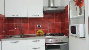 Jääkaappi, mikroaaltouuni, uuni, liesi