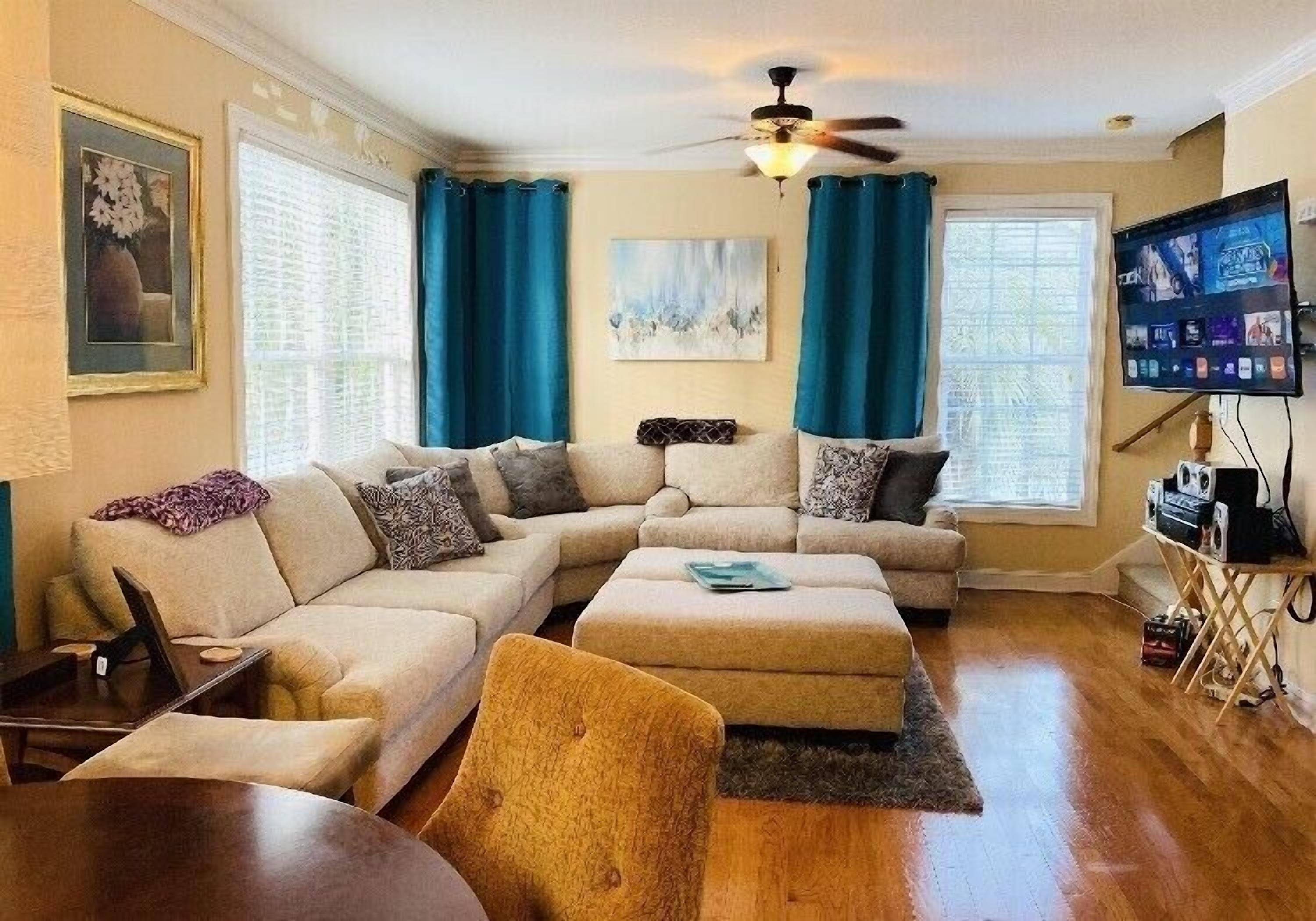 Fresh, Comfy and Clean - walk to Beach. Smoke-free. No pets Sleeps 8