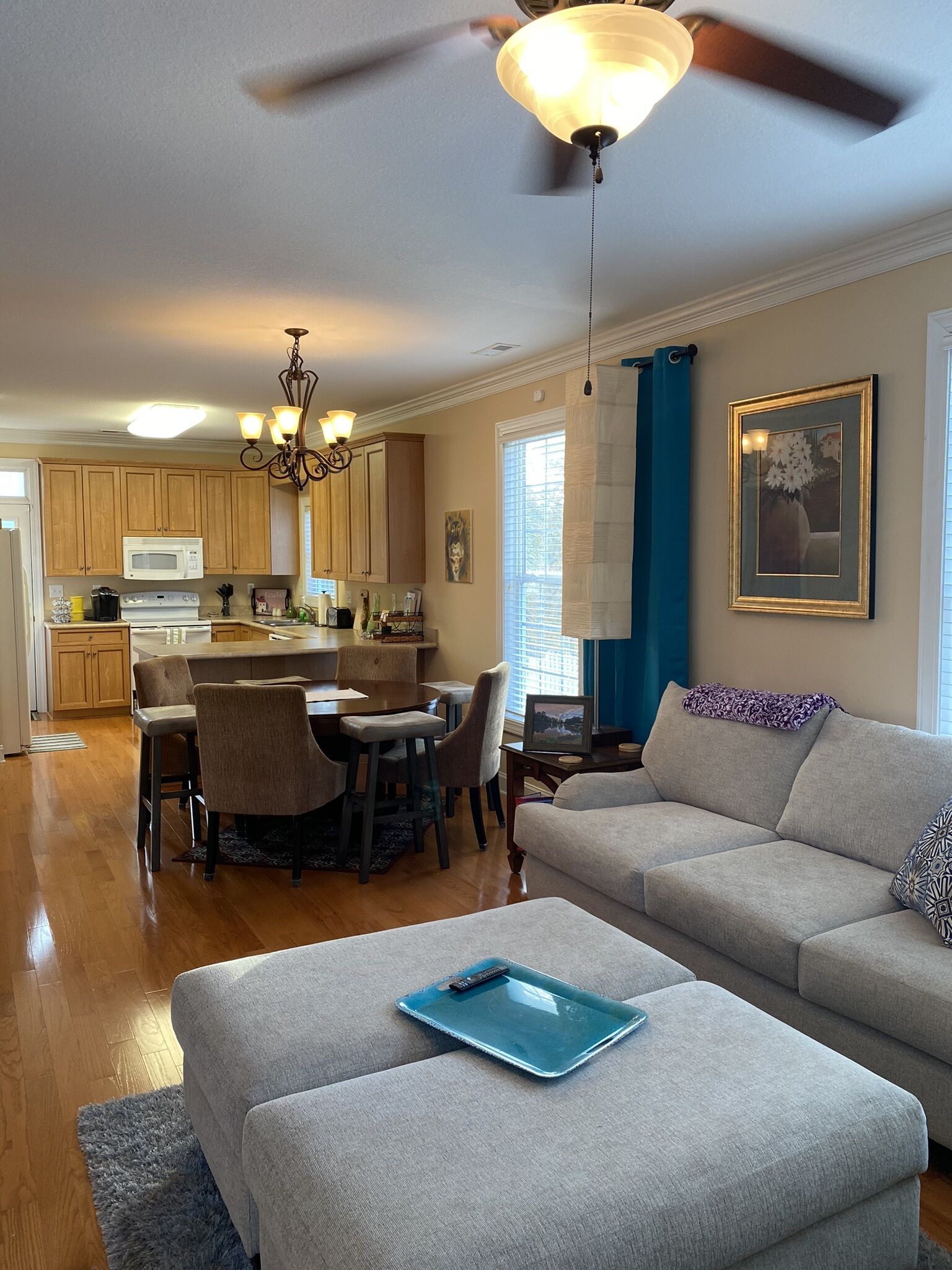 Fresh, Comfy and Clean - walk to Beach. Smoke-free. No pets Sleeps 8