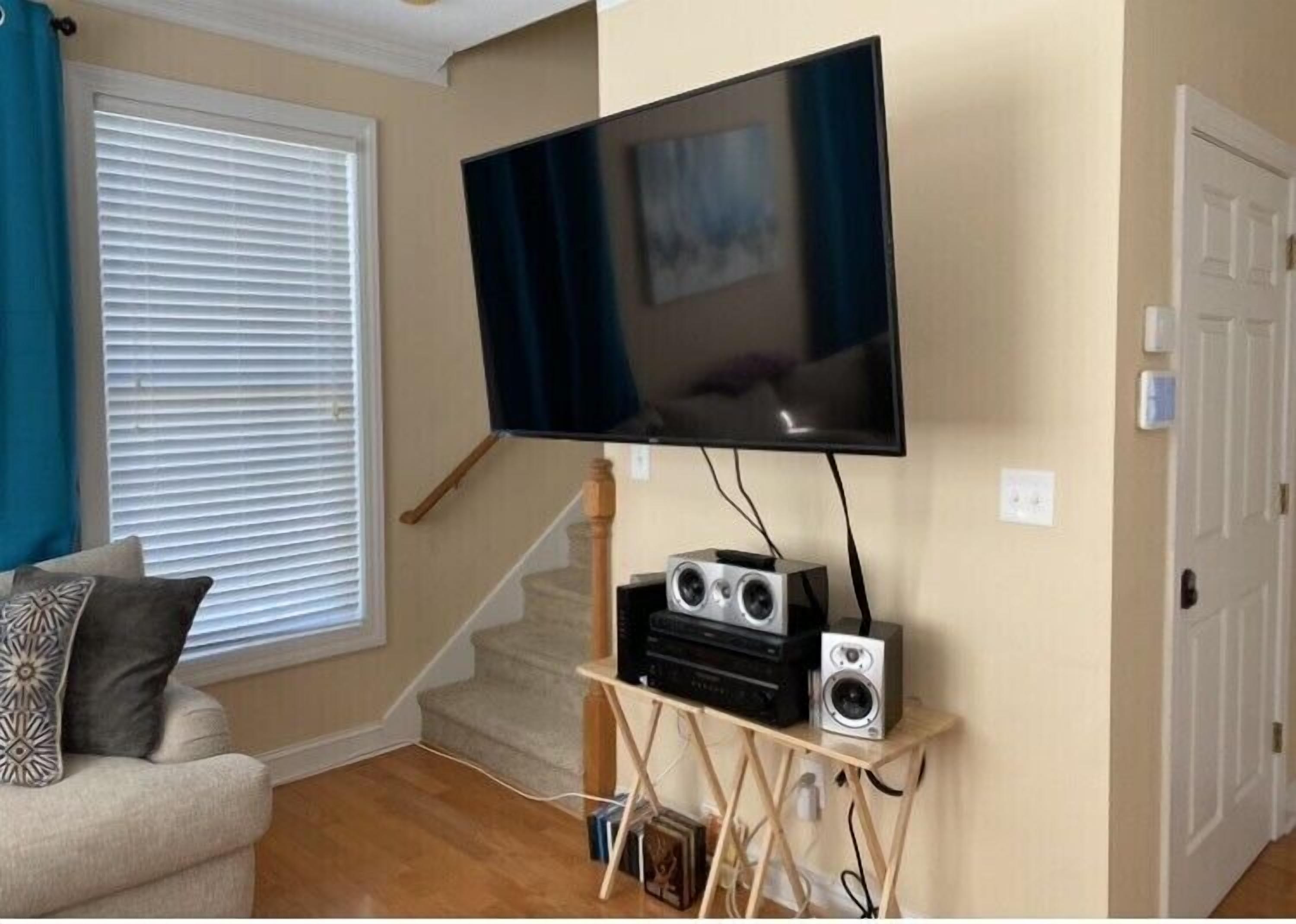 Fresh, Comfy and Clean - walk to Beach. Smoke-free. No pets Sleeps 8