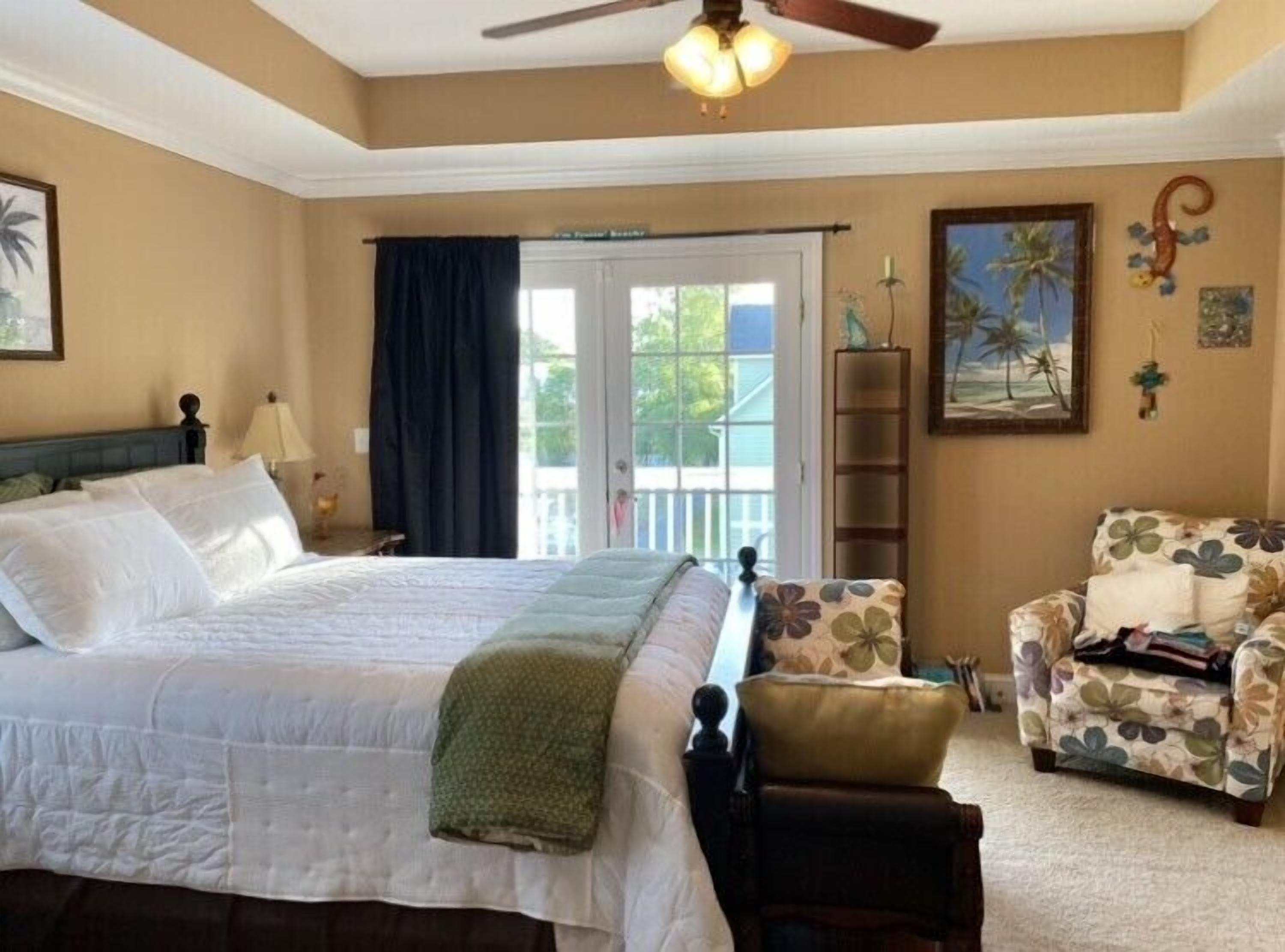 Fresh, Comfy and Clean - walk to Beach. Smoke-free. No pets Sleeps 8