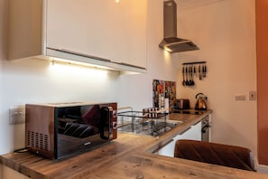 Geladeira, micro-ondas, cooktop, lava-louças