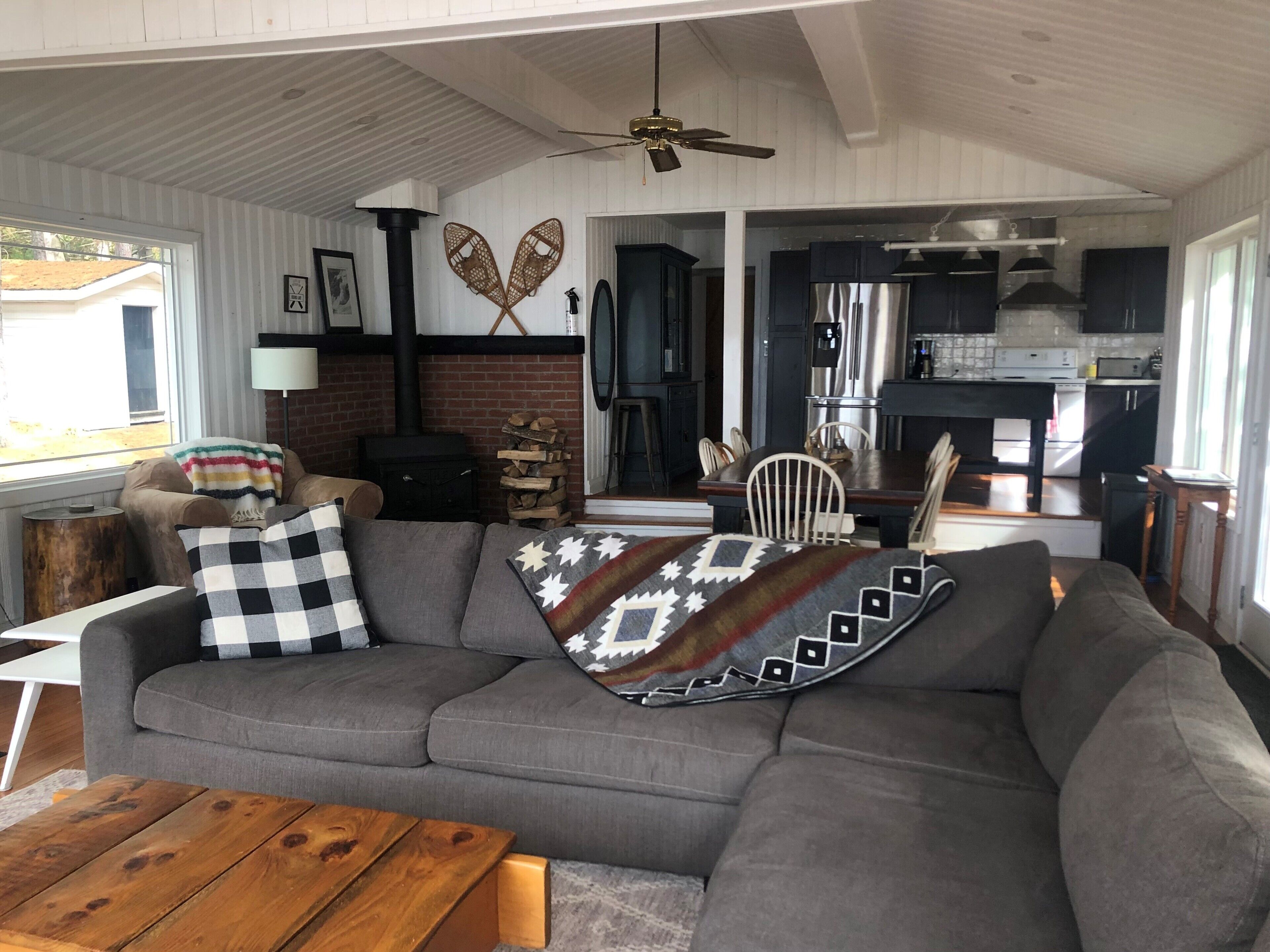 Bright family cottage on Round Lake with beautiful views!