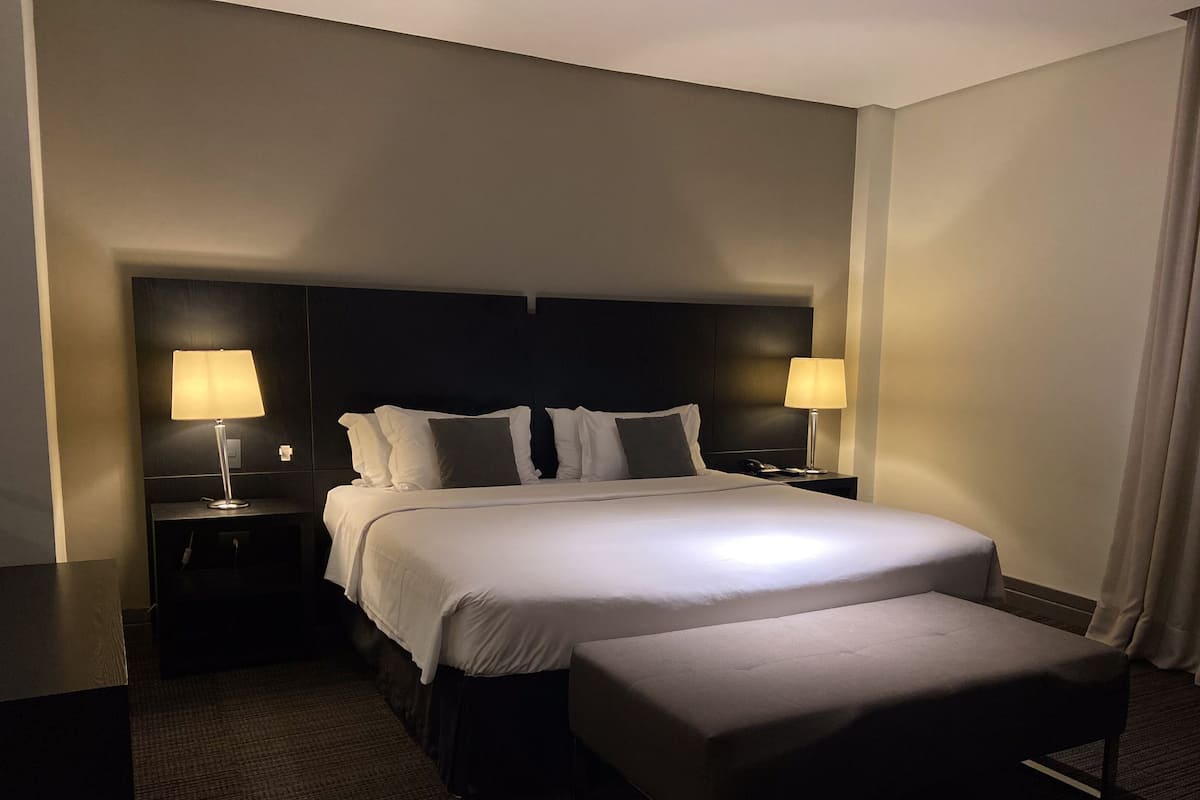 مكتب ومساحة عمل للكمبيوتر المحمول وواي فاي مجانًا وملاءات أسرّة