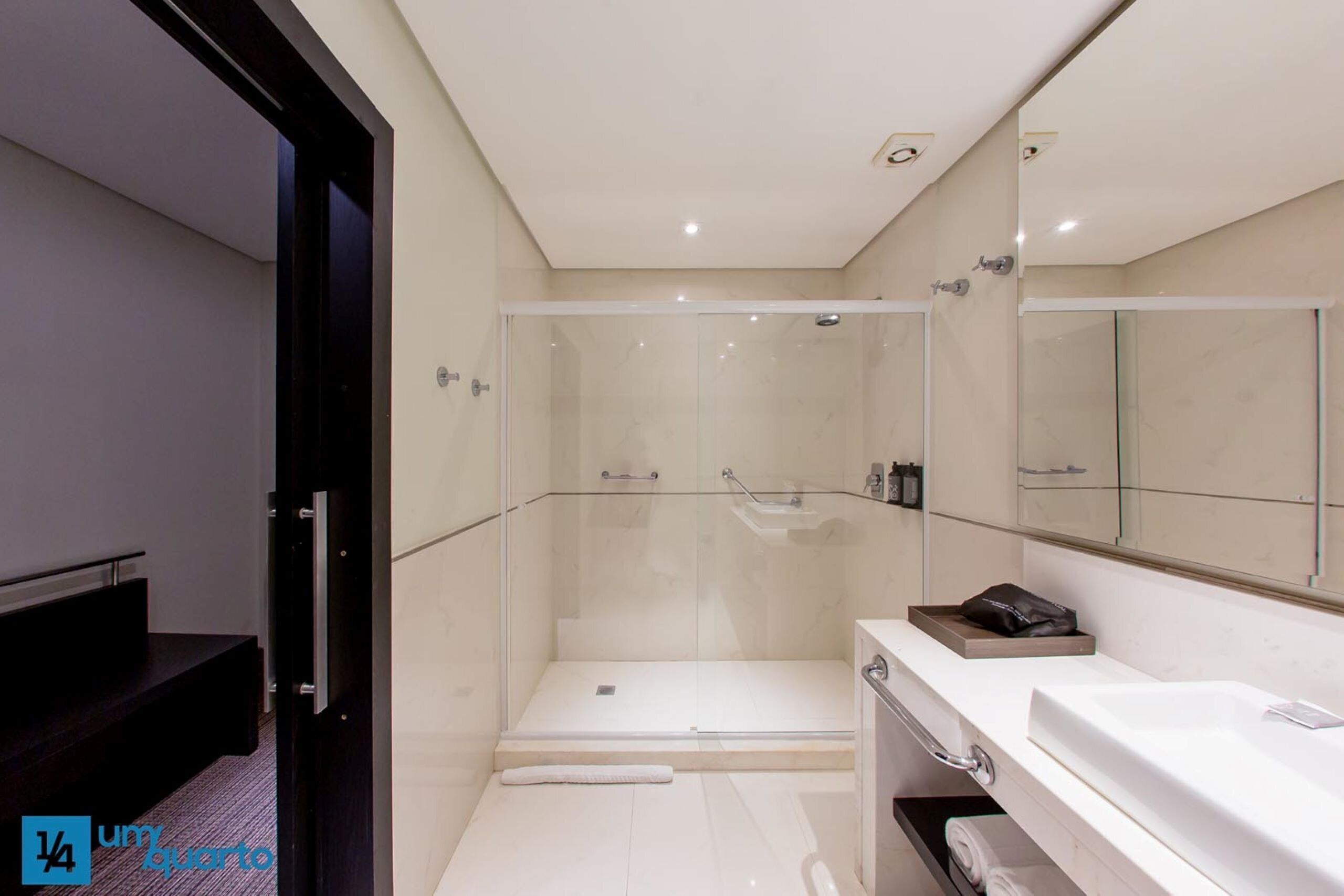Basic Triple Room | Bathroom | Hair dryer, towels, soap, shampoo