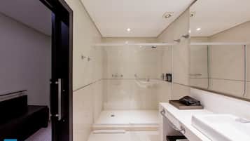Basic Triple Room | Bathroom | Hair dryer, towels, soap, shampoo