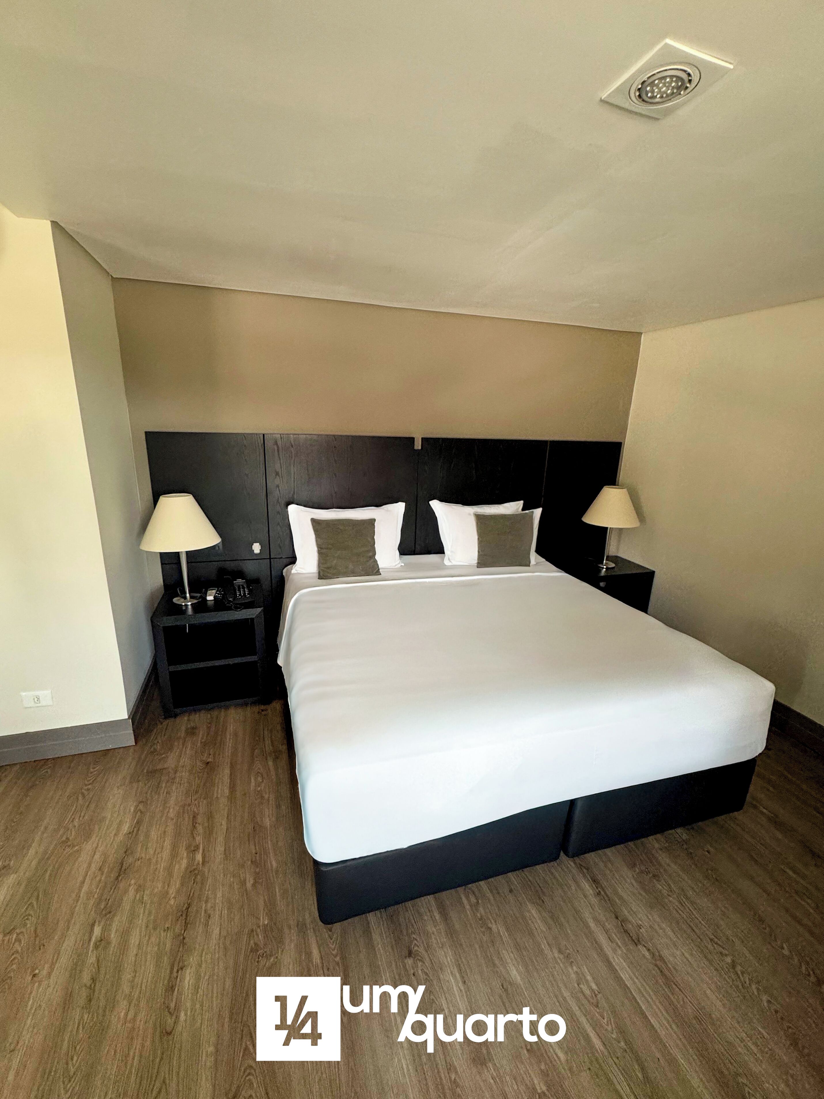 Habitación básica con 2 camas individuales | Escritorio, espacio para trabajar con laptop y wifi gratis 