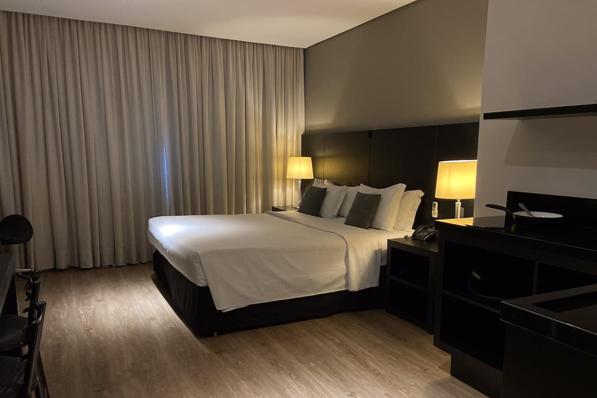 Skrivebord, skrivebord for bærbar PC, wi-fi (inkludert) og sengetøy