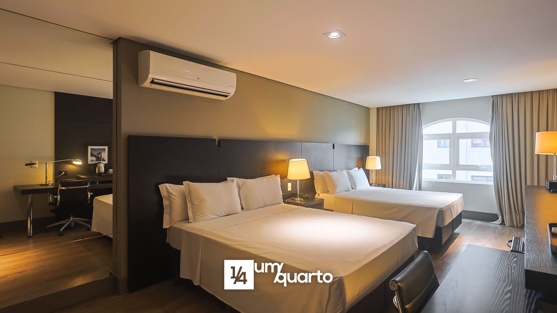 Escritorio, espacio para trabajar con laptop y wifi gratis 