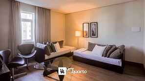 Studio familial | Bureau, espace de travail pour ordinateurs portables